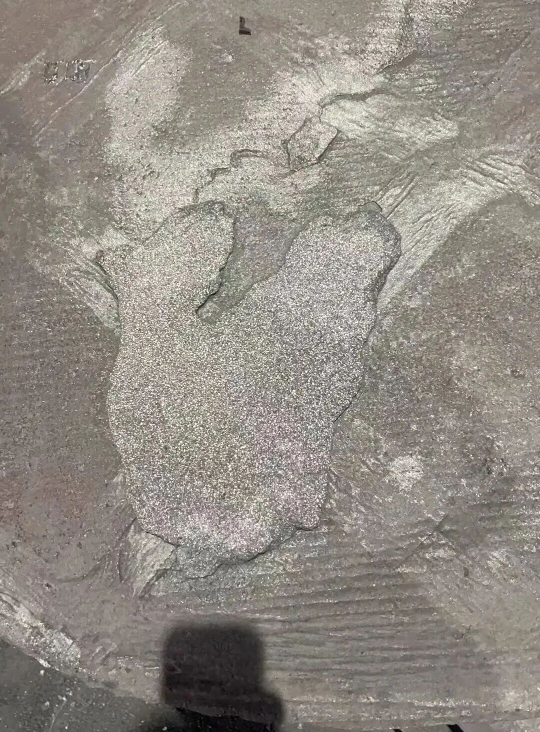 Pehea e hoʻoponopono ʻia ai nā hemahema e like me nā pimples one ma ka ʻili o luna o nā ʻāpana hao hina hina i hana ʻia e ka hoʻolei one resin?